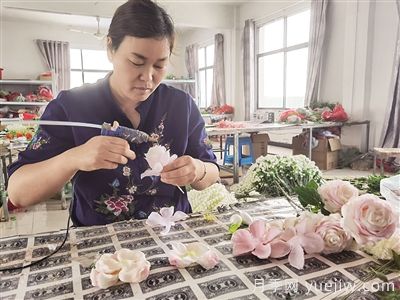 社旗仿真花打開致富路，南陽文鑫工藝品李富文的創(chuàng)業(yè)路(圖1)