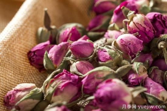 玫瑰花泡水有什么好處？還可以和什么一起泡水喝？(圖1)
